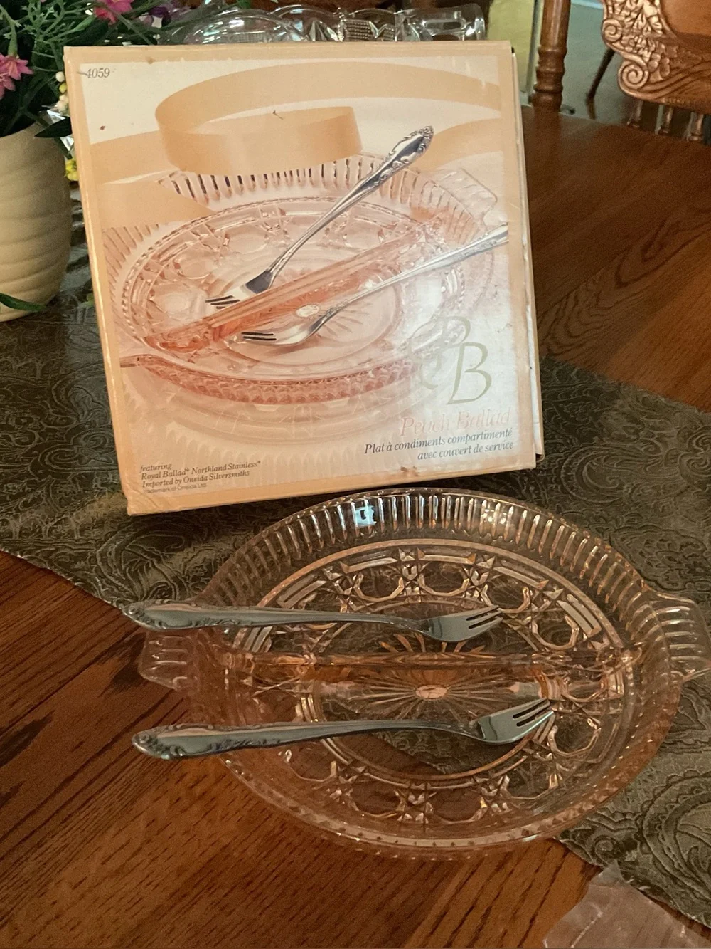 VINTAGE INDIANA PEACH GLASS BALLAD DIVIDED RELISH DISH WITH TWO SERVING FORKS